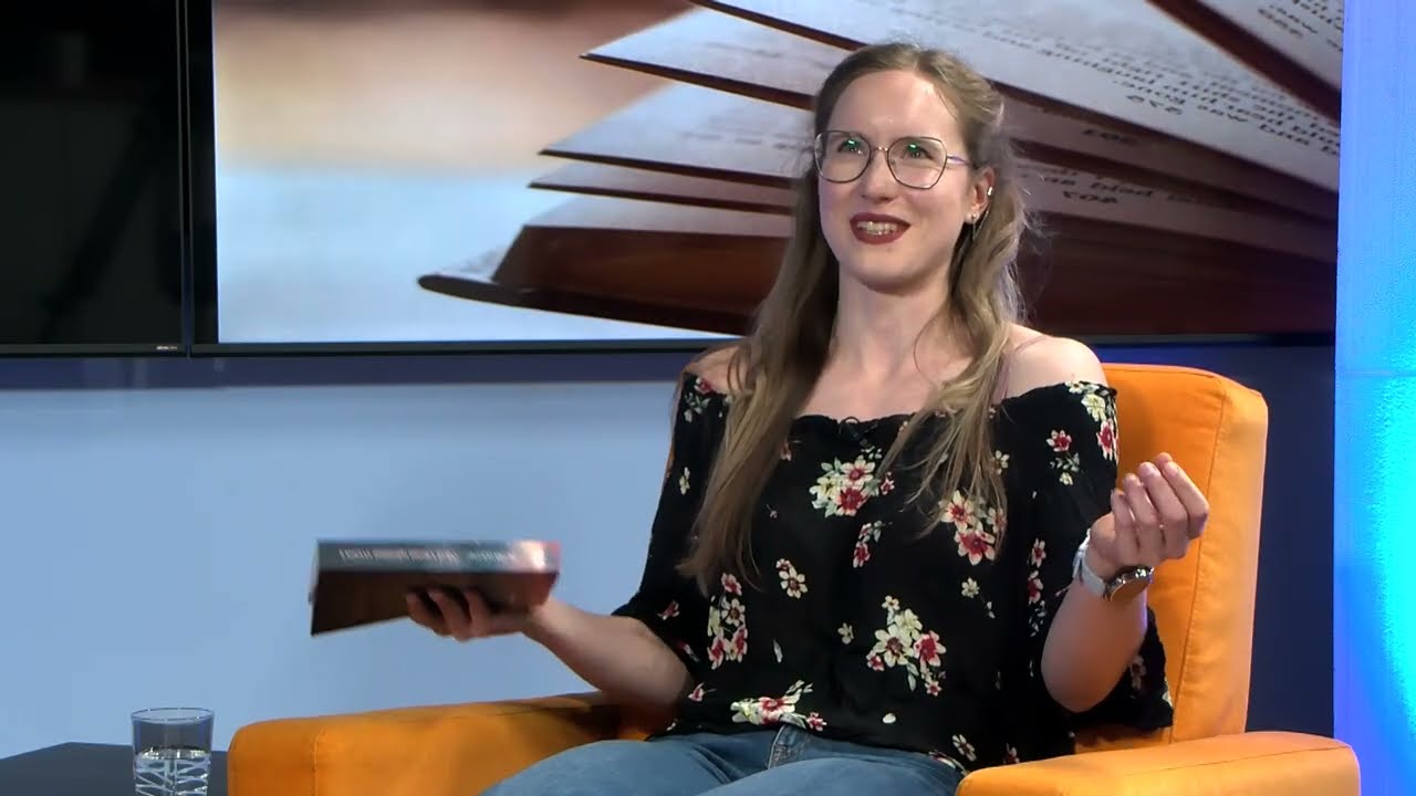 S knjigo: Petra Dolenc - Med vsemi njunimi svetovi