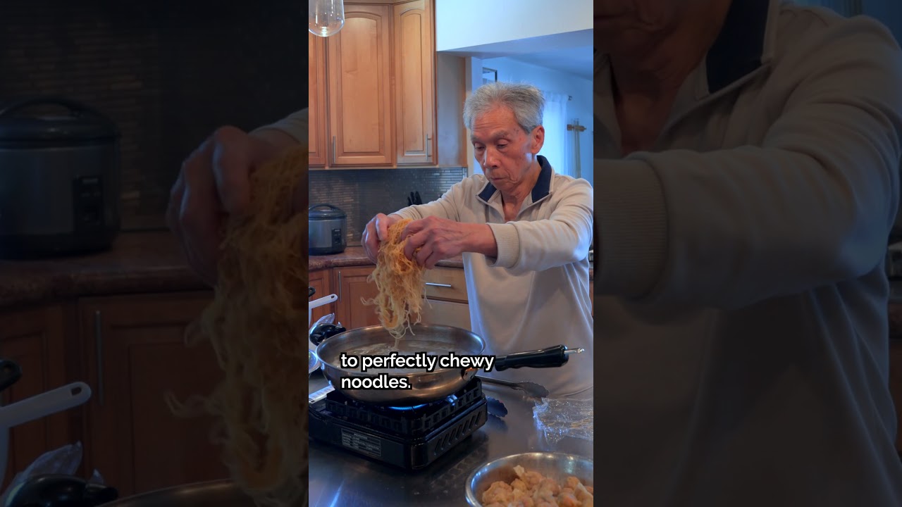 🍜 How to make Wonton Noodle Soup in 30 minutes! #Shorts