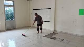 kegiatan bersih' di gedung aula masjid Darussalaam Blok A .