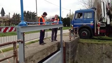 Portable Actuator APS140N working on a sluice gate / Attuatore Portatile su paratoia