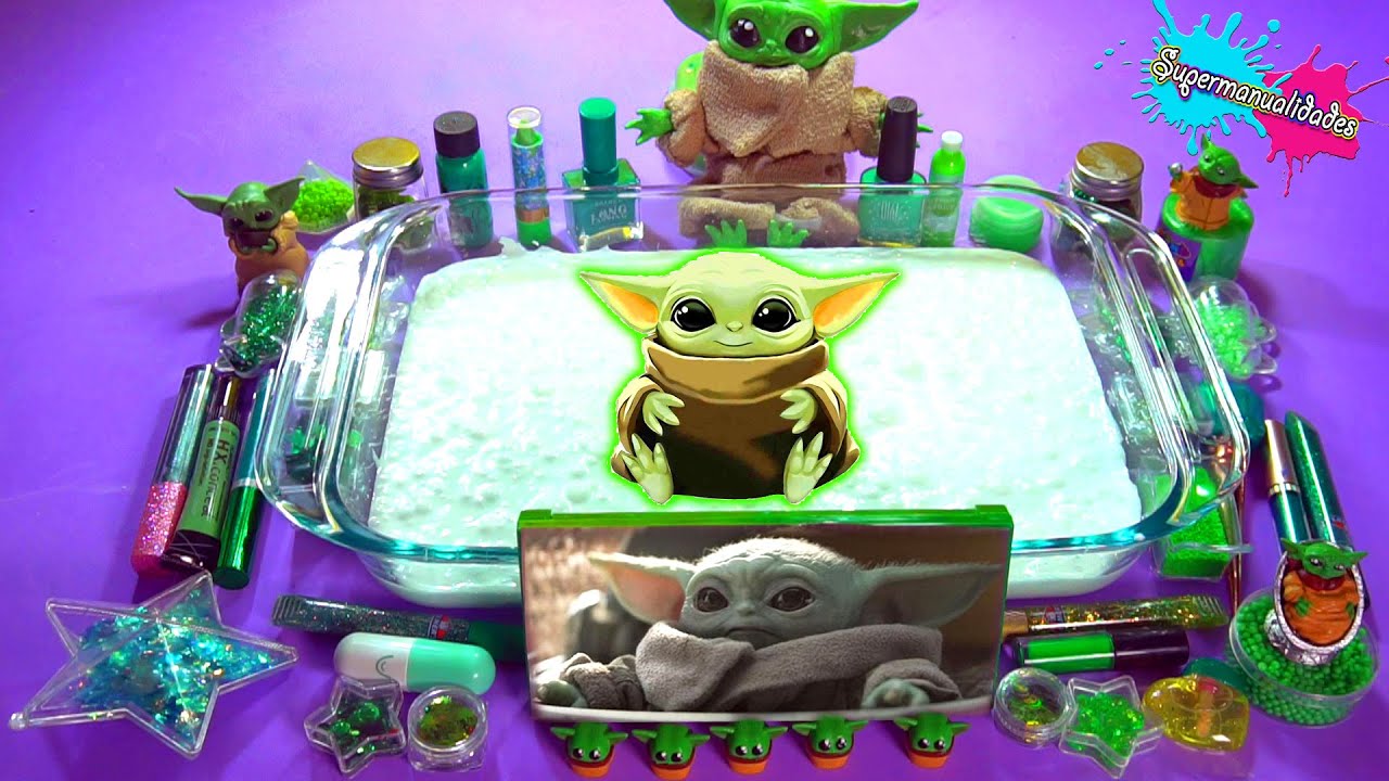Mezclando a Baby Yoda en Slime fluffy - Supermanualidades