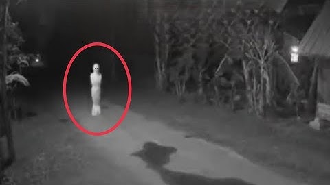 POCONG KELILING KAMPUNG TEREKAM CCTV ! 10 PENAMPAKAN HANTU TERJELAS DAN SERAM YANG VIRAL DI INTERNET