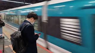 JR東日本E257系2500番台宮オオNC-32編成+2000番台宮オオNA-11編成東海道線特急踊り子10号東京行き新橋駅通過