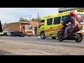 keseruan vlog pinggir jalan melihat kendaraan bermotor melintas