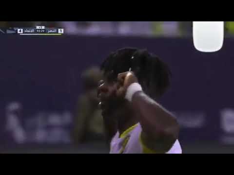 طيب وليه مافي عقوبه على نادي النصر وشوف كم قاروره رمي على هارون كمارا