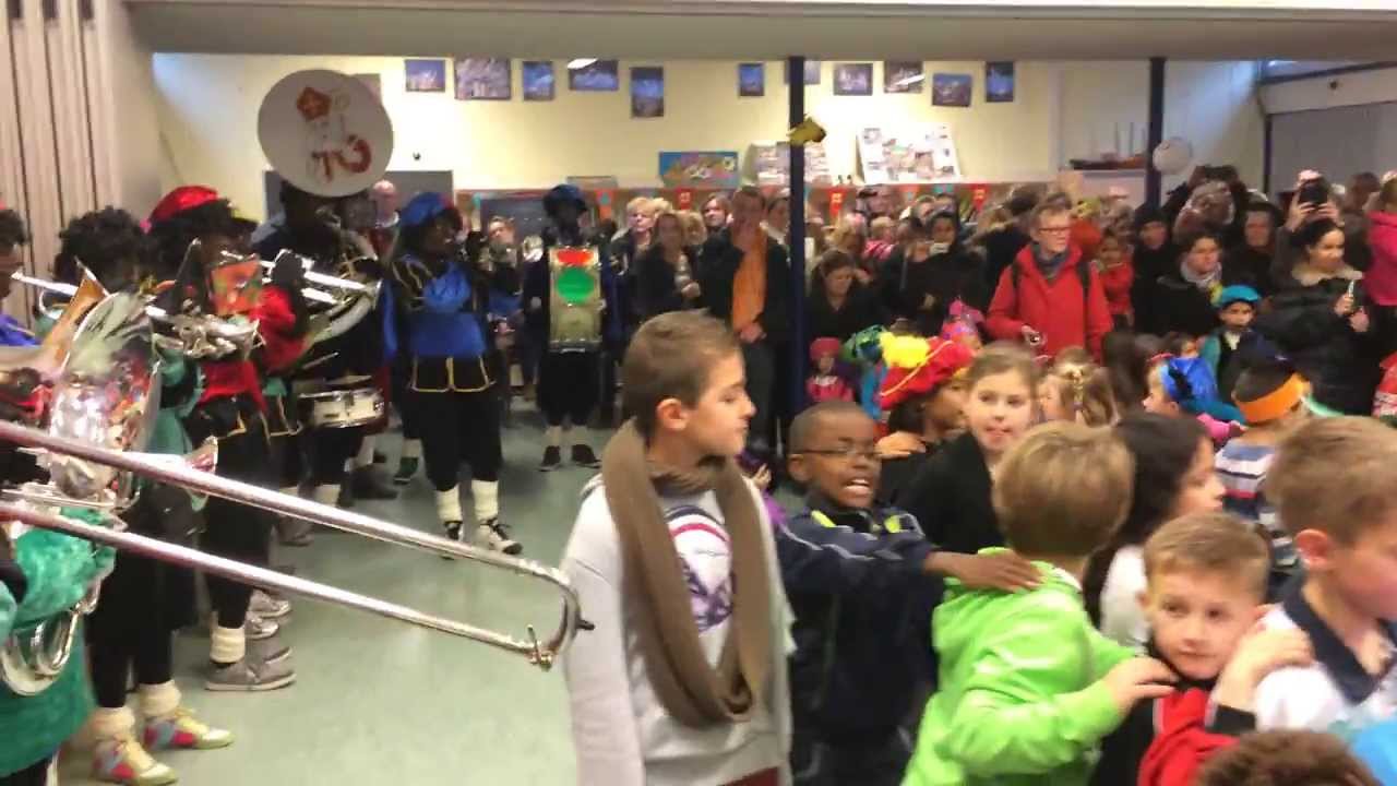 Sinterklaas & de Pietenband spelen op school