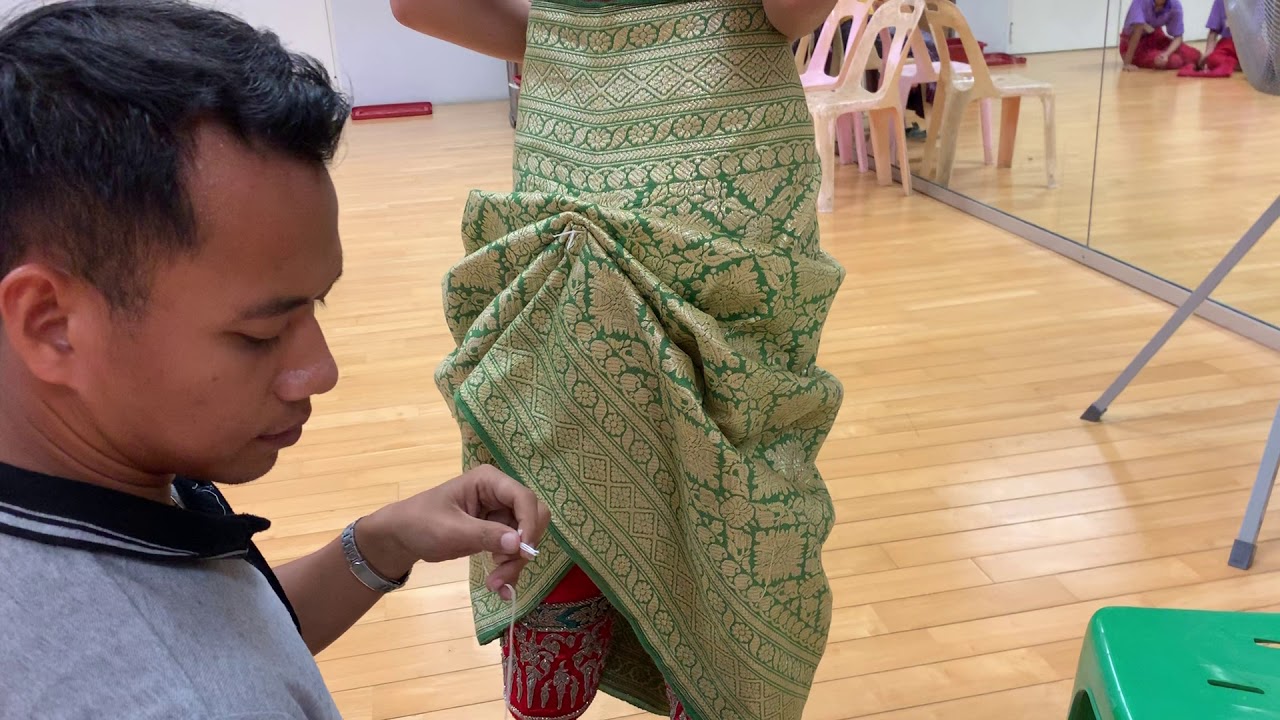 การสาธิตการแต่งกายยืนเครื่องพระ (ท่อนล่าง)ไทย by ครูดาว