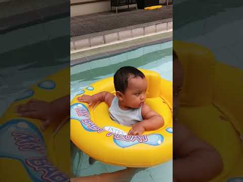 Berenang dengan my baby float by intex