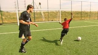 Ruud van Nistelrooy Teaches 12 Year Old Danny Welbeck The 'Rollercoaster' Skill In 2003