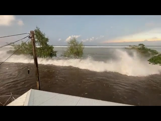 Primeras olas que comienzan a impactar después de la erupción del volcán submarino en Tonga