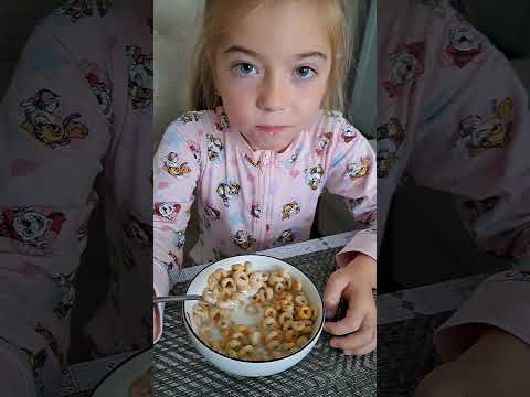 Aylin is eating breakfast 😋 yummy 😋 cereal