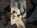 des inconnus essayent de lui demander de l'argent dans la gare