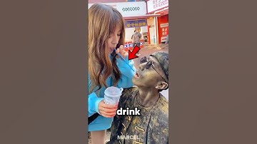 She exposed the statue 😮