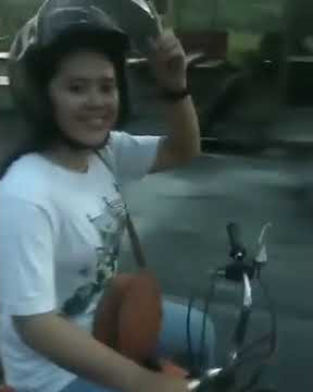 viral cewek cantik naik vespa kumbang