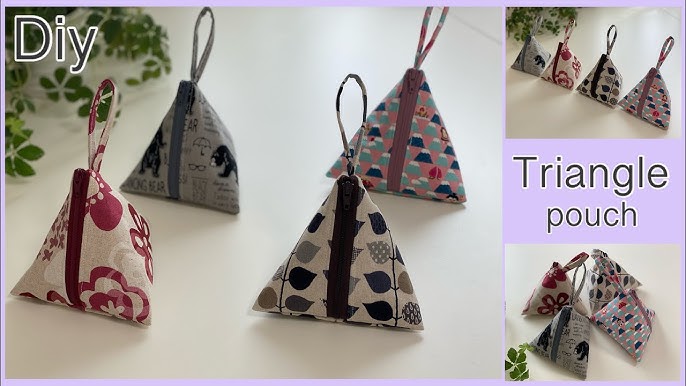 TRIANGLE PATTERN POM POM MINI COIN PURSE