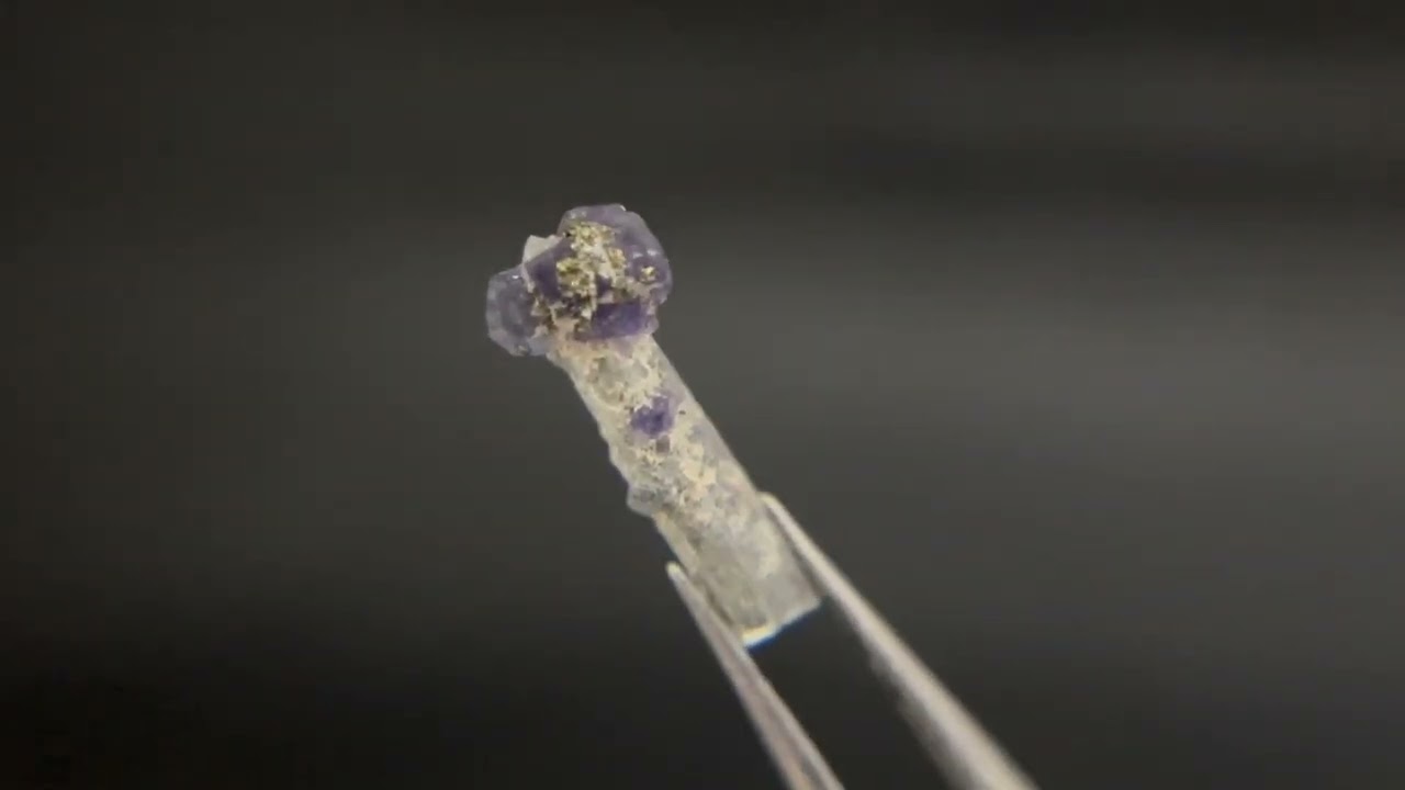 ドイツ・ザクセン州産フローライトon水晶（パイライト付き） 0.4g