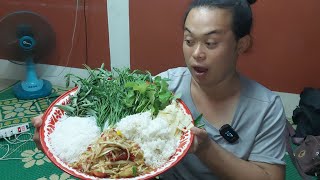 ส้มตำเผ็ดๆขนมจีนเส้นเหนียวๆนุ่มๆกินแบบตำถาดอร่อยจนไม่มีเหลือ