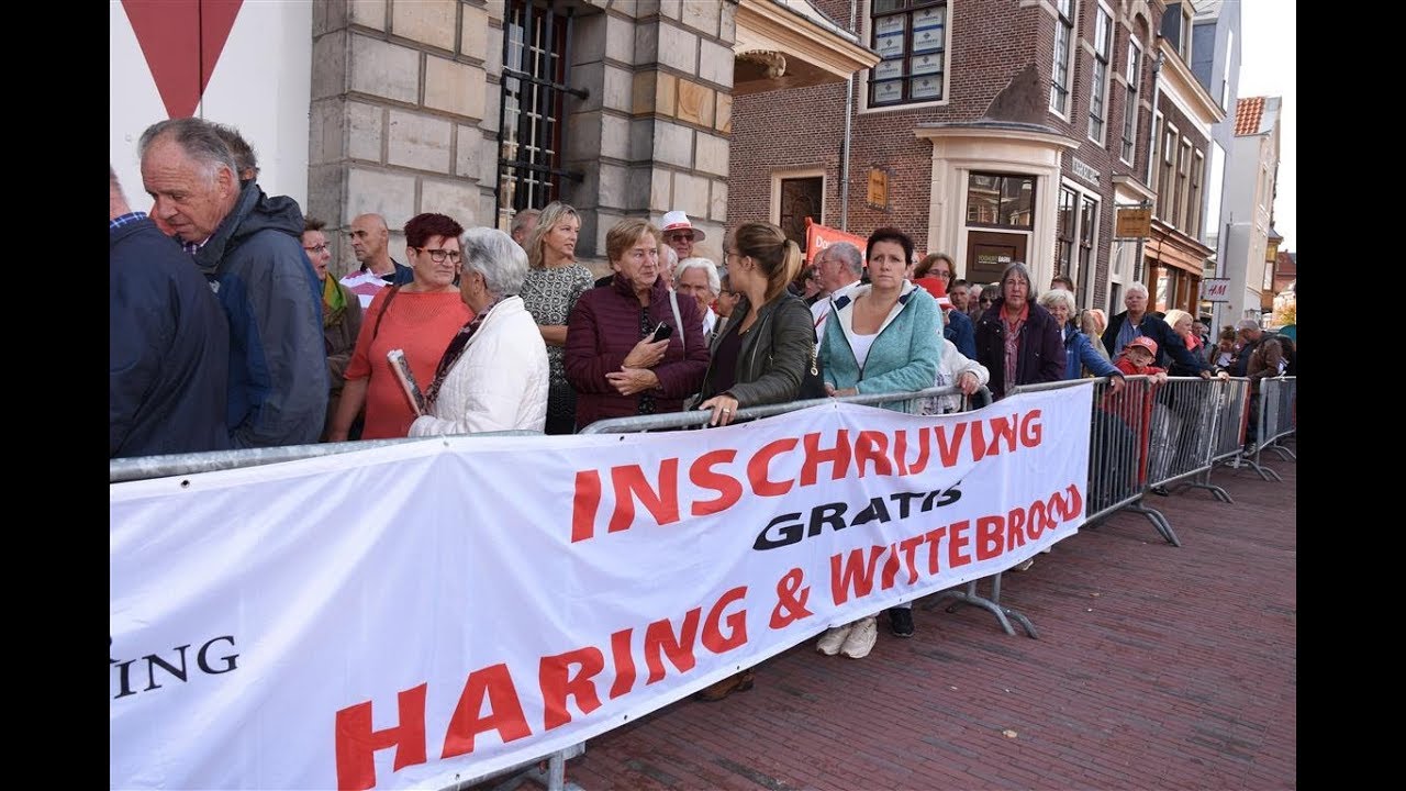 Er Worden Op 3 Oktober 35 000 Haringen Uitgedeeld En Op 2 Oktober Eten 7 704 Mensen Hutspot Op De Hooglandsekerkgracht Leidse Glibber Er Worden Op 3 Oktober 35 000 Haringen Uitgedeeld En Op 2 Oktober Eten 7 704 Mensen Hutspot Op De Hooglandsekerkgracht Leidse Glibber
