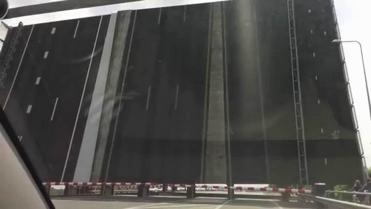 Brug open en dicht - Bridge opening and closing in The Netherlands