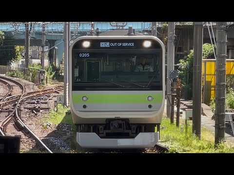 205系復刻ラッピングの山手線が登場 E235系44編成 TK出場回送 C保全 E235系0番台ﾄｳ44編成が警笛を鳴らしながら大崎駅4番線に到着停車 工101 回0205 2025 9 25