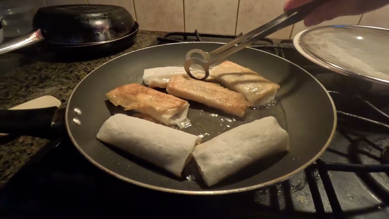 Pagluluto ng turon or banana wrap with lumpia wrapper.