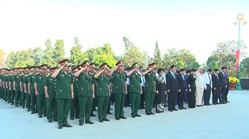 Đoàn đại biểu TP HCM dâng hương Chủ tịch Hồ Chí Minh, Chủ tịch Tôn Đức Thắng và các anh hùng liệt sĩ