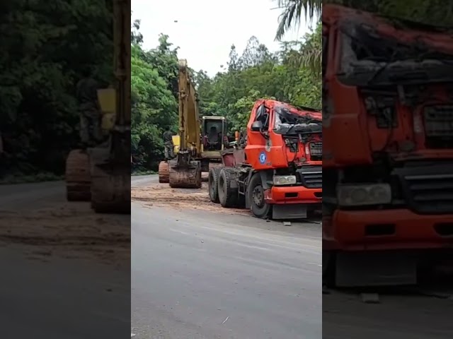 Proses Evakuasi Truck Trailer Orange Terguling Di Way Kanan Lampung || Batu Bara class=