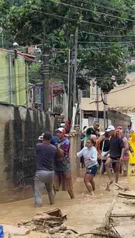 Corrente de moradores do bairro Itatinga, São Sebastião resgata bebê e crianças