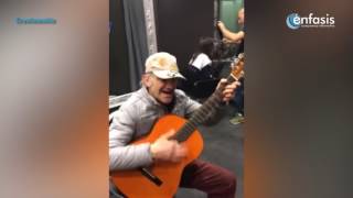 Músico callejero interpreta la canción “El bueno, el malo y el feo'