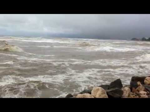 دریای خزر طوفانی سواحل رامسر و چابکسر باران