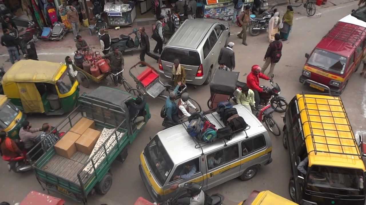 Do you dare to cross this intersection? Chaotic traffic timelapse