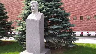 Бюст Иосифа Виссарионовича Сталина (Джугашвили) в Москве. Некрополь у Кремлёвской стены.