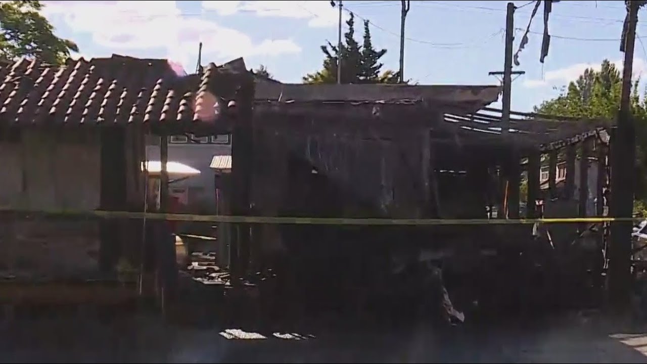 Fire destroys 2 food carts in North Portland