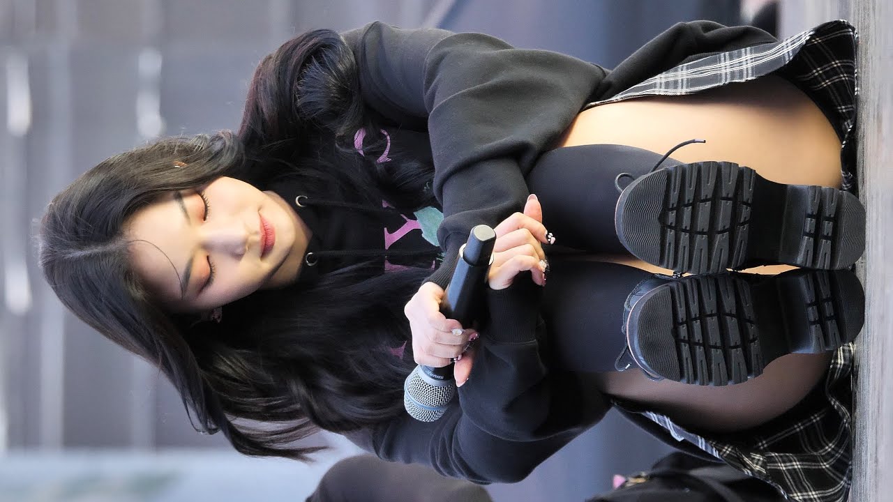 221023 STAYC 스테이씨 아이사 - RUN2U 런투유 (CAST PARK 광화문광장) 직캠 fancam by zam