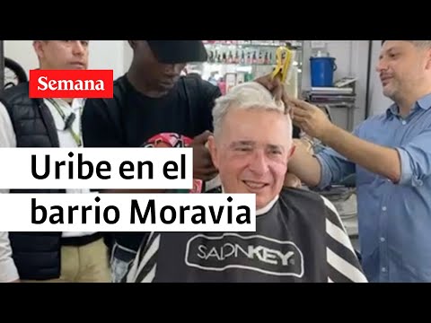 Uribe se cortó el cabello en barbería de Medellín, durante su recorrido por el barrio Moravia
