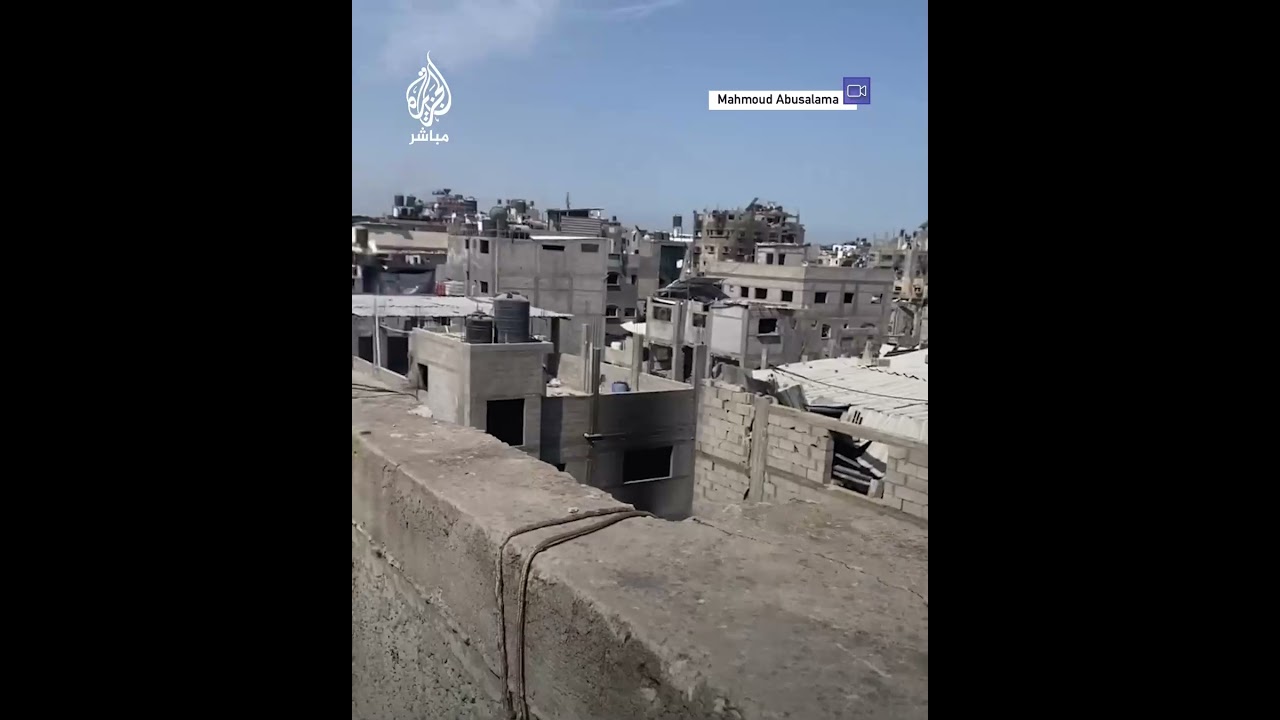 لحظة انتشال جثامين شهداء من أعلى سطح منزل بمخيم جباليا شمالي قطاع غزة