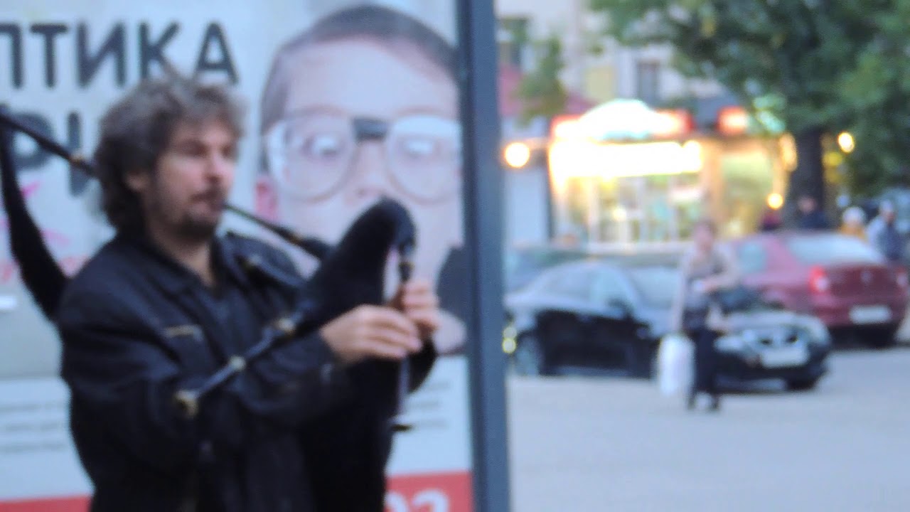 Уличный музыкант .Игра на волынке - YouTube