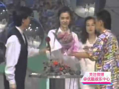 王祖贤返港首次亮相 被指脸部长走样儿 130823