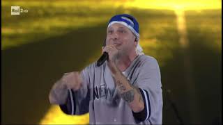 Clementino live allo stadio Diego Armando Maradona per la festa scudetto del Napoli