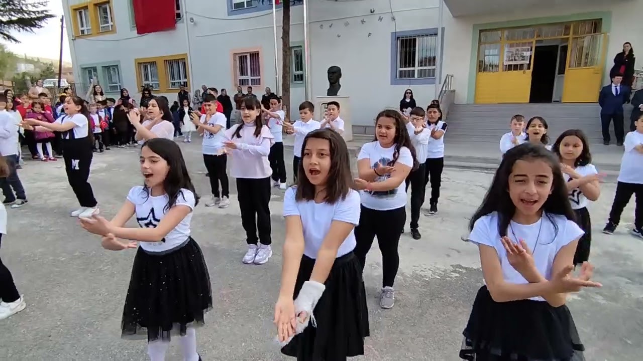 Bugün bayram bugün 23 Nisan adlı şarkı tüm 4. sınıflar