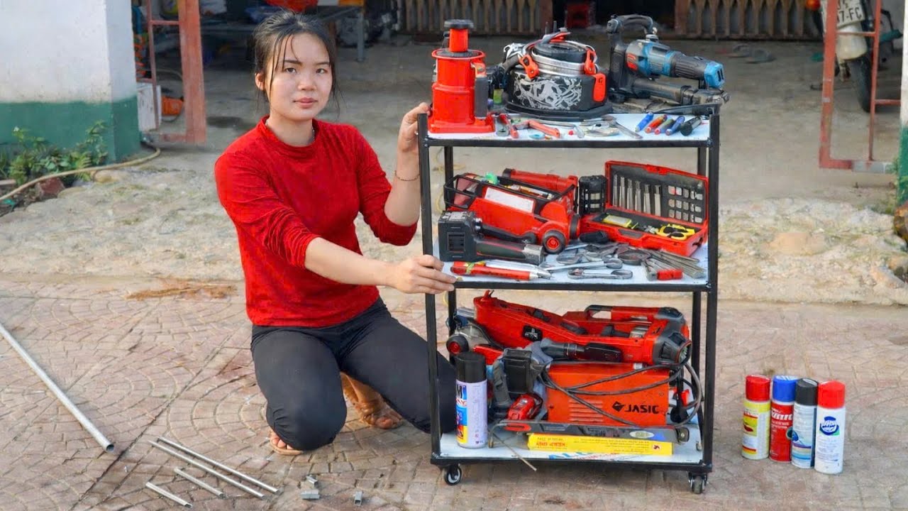 The clever repair girl: she built herself a work shelf, making her job easier.