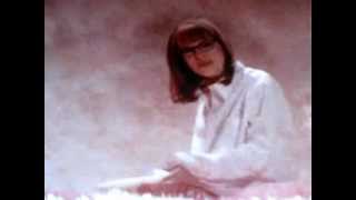 Watch Lisa Loeb Summer video