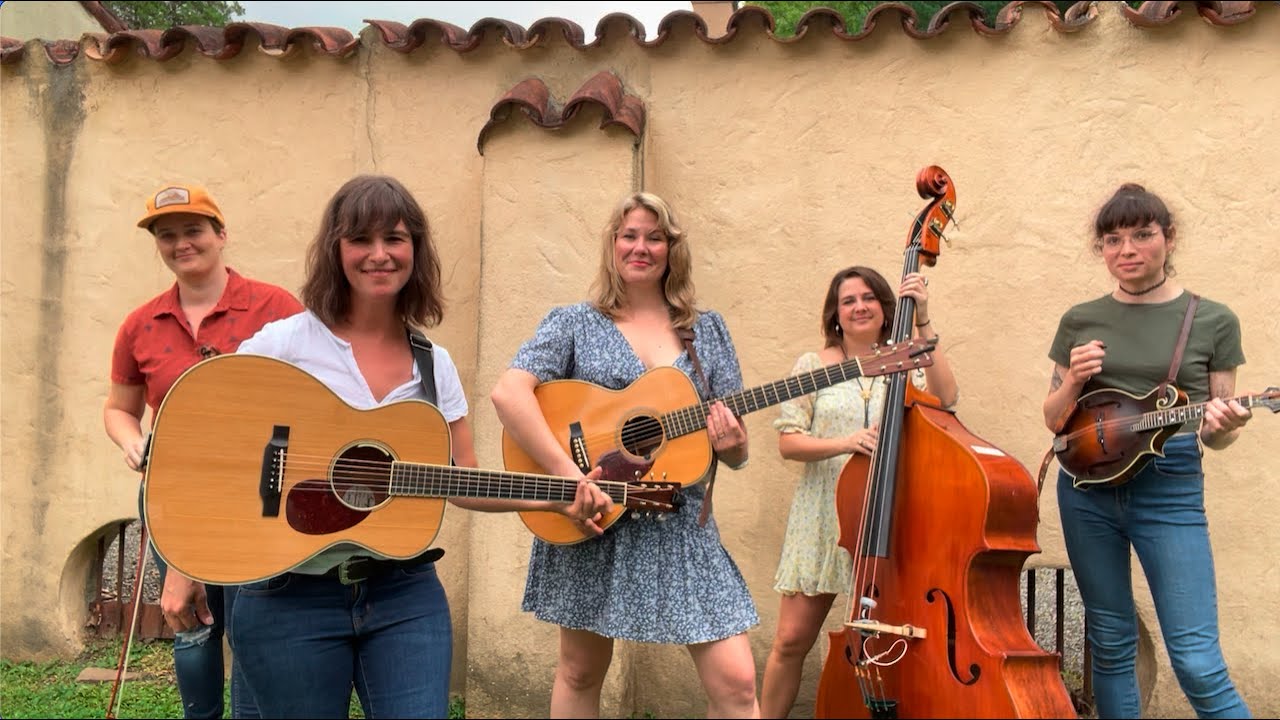 在 YouTube 上观看 Della Mae "Dry Town" (Live) 在 YouTube 上观看 Della Mae "Dry Town" (Live)