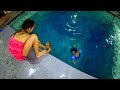Les enfants courageux sautent et plongent dans la piscine profonde profonde