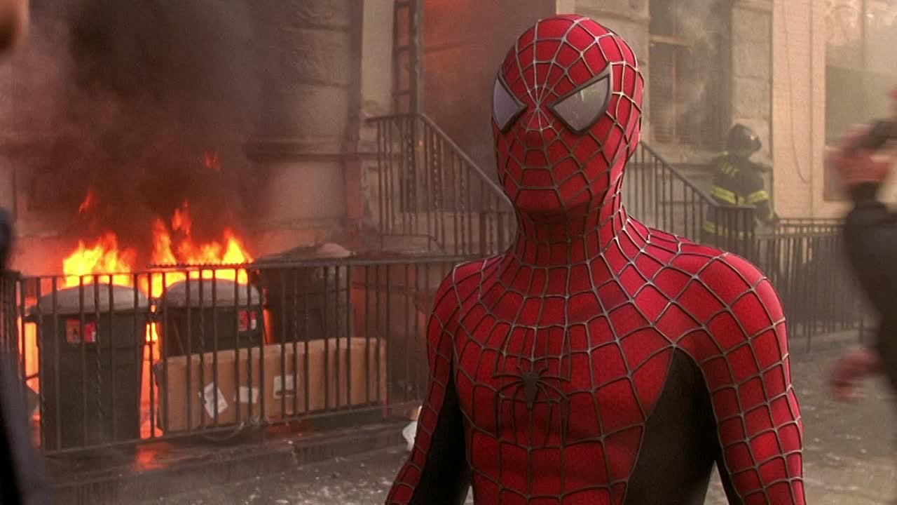 Люди первая часть. Человек-паук 1 2002. Тоби Магуайр человек паук 2002. Первый человек паук 2002. Человек-паук Тоби Магуайр 1 часть.