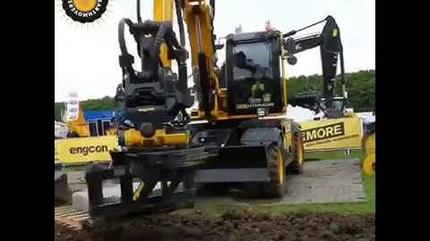 BTPnews.ma @engcon_group tiltrotator on a @jcbmachines Hydradig showing it’s versatility last year.