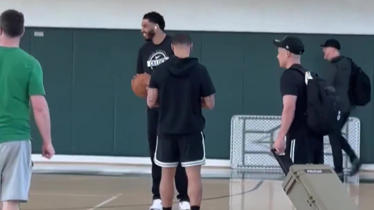 Джейсон Тейтум на площадке перед сегодняшней тренировкой «Селтикс» в Сент-Монаке и рассказывает о...