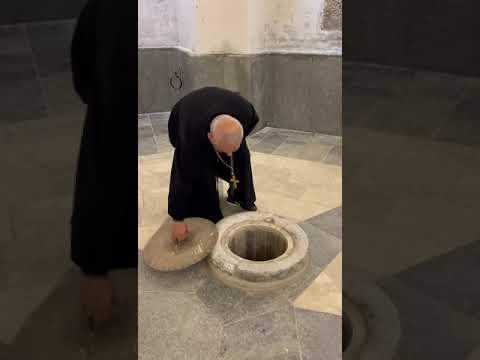 ضريح مار بهنام الشهيد واخته سارة الاب الخوري صفاء حبش