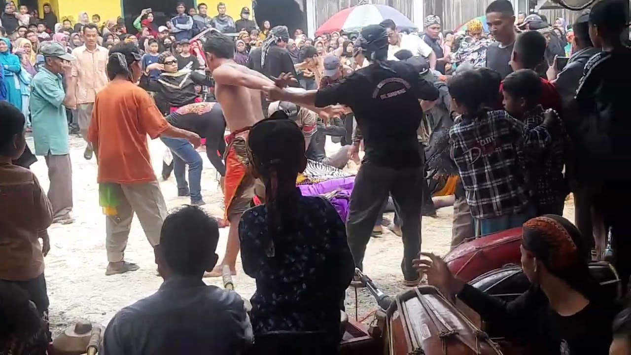 detik detik janturan ebeg satrio Turonggo desti desa Sampang karangkobar