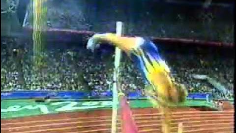 Se rompe los huevos. [Pole vaulter broke his balls]